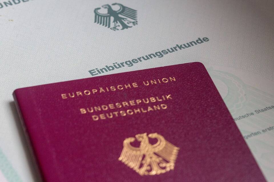 Einbürgerungsurkunde und Reisepass Einbürgerungsurkunde und Reisepass