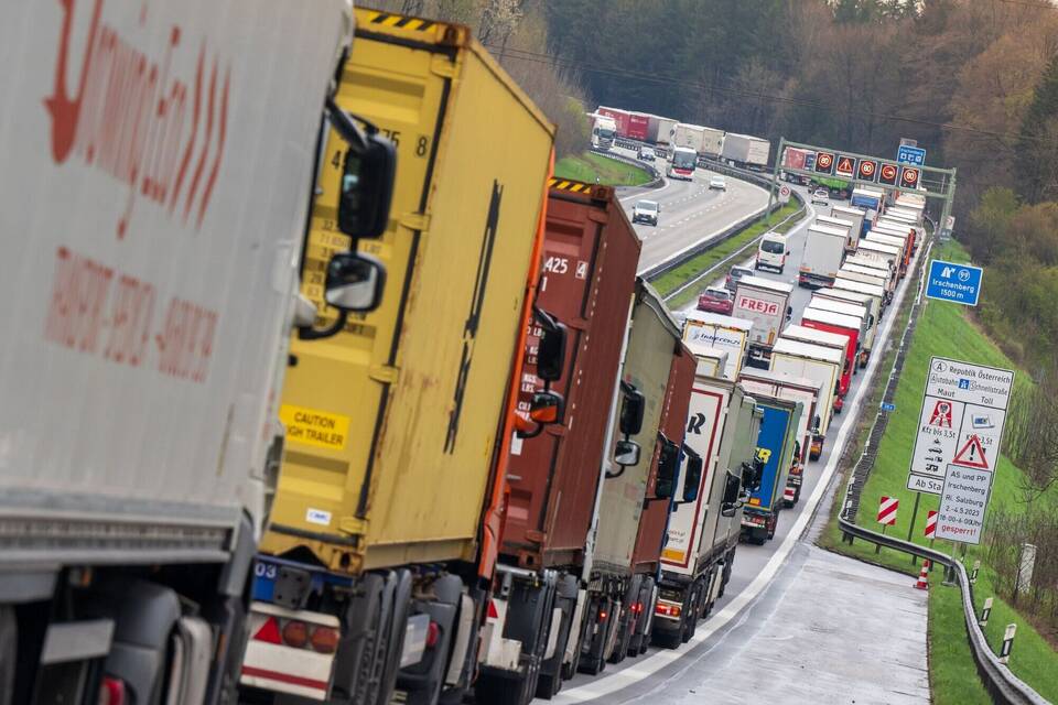 Autobahnstau wegen Blockabfertigung Autobahnstau wegen Blockabfertigung