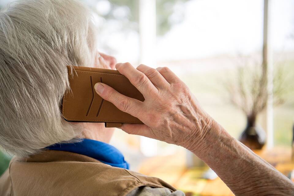 Seniorin und Telefon Seniorin und Telefon