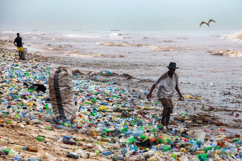 Plastikmüll an einem Strand in Ghana