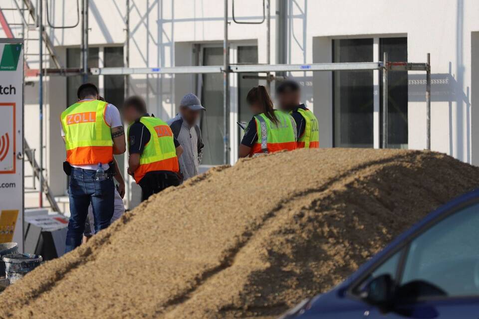 Razzien gegen Schwarzarbeit auf dem Bau Razzien gegen Schwarzarbeit auf dem Bau