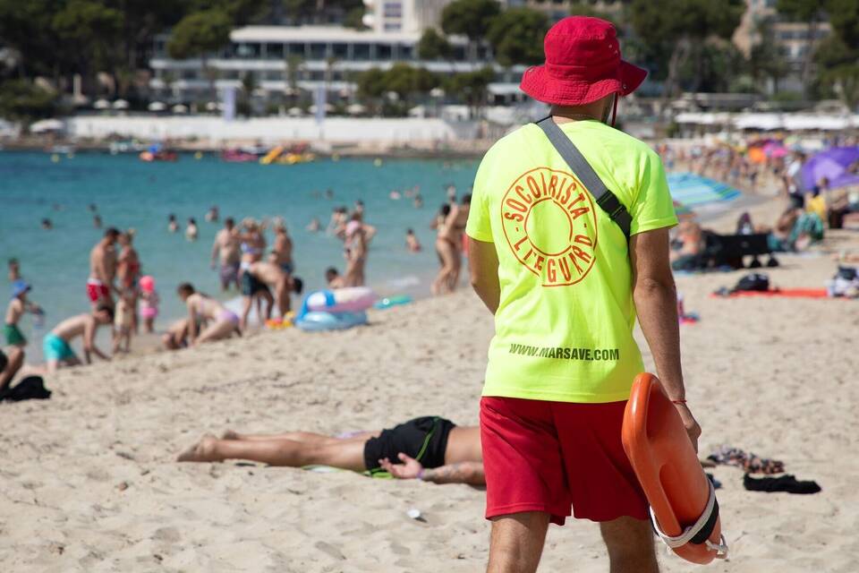 Rettungsschwimmer am Strand von Magaluf auf Mallorca