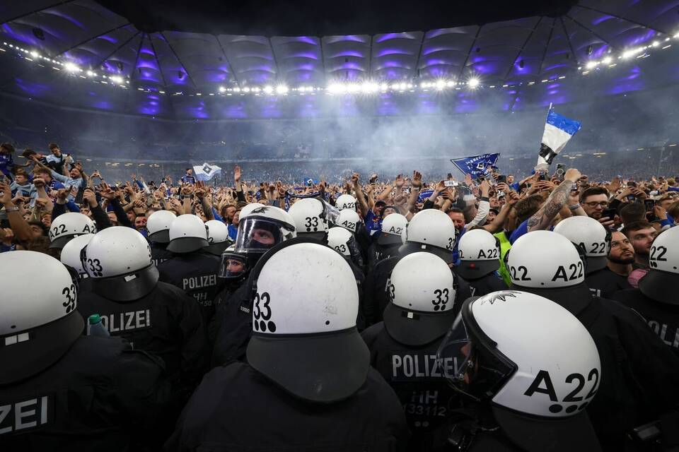 Polizei und Fans Polizei und Fans