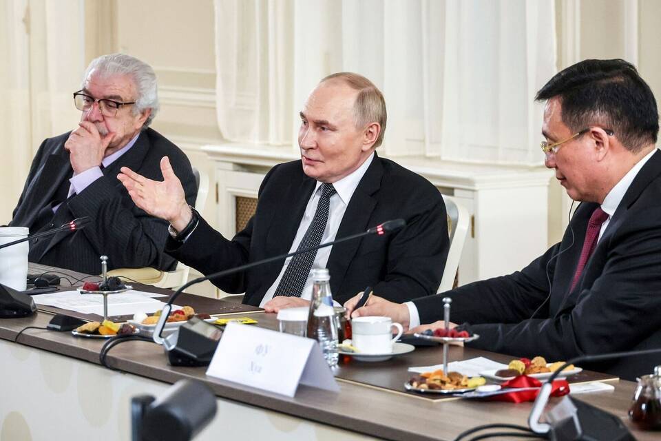 Putin trifft internationale Nachrichtenagenturen Putin trifft internationale Nachrichtenagenturen