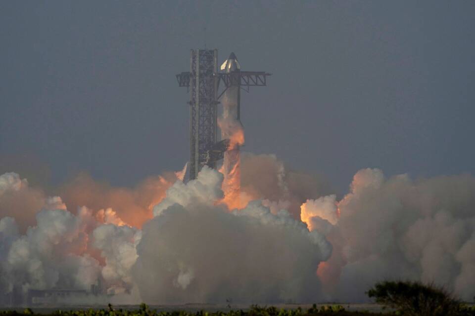 Raumschiff Starship von SpaceX absolviert Testflug Raumschiff Starship von SpaceX absolviert Testflug