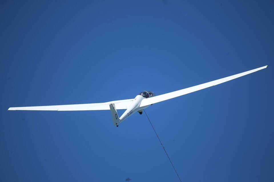 Segelflieger starten in aufgehende Sonne