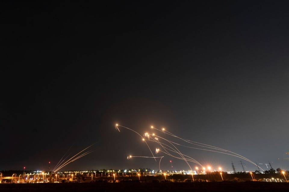 Abgefangene Raketen am Himmel über Israel Abgefangene Raketen am Himmel über Israel