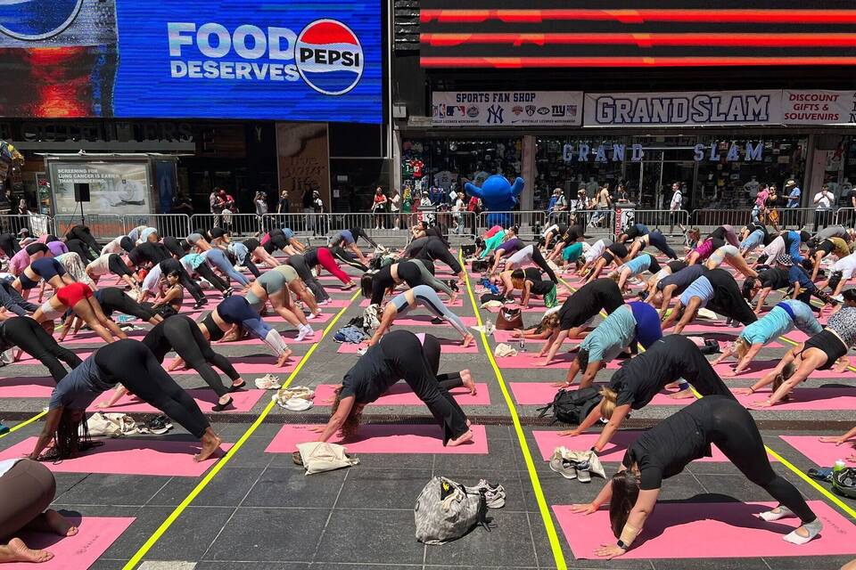 Massen-Yoga auf New Yorks Times Square Massen-Yoga auf New Yorks Times Square