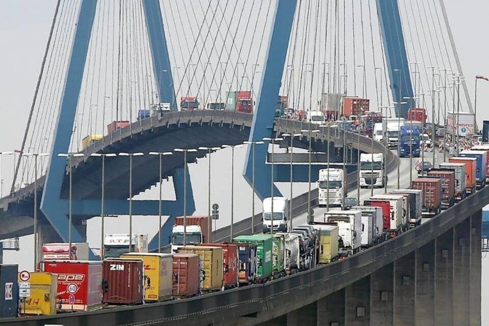 Köhlbrandbrücke im Hafen von Hamburg