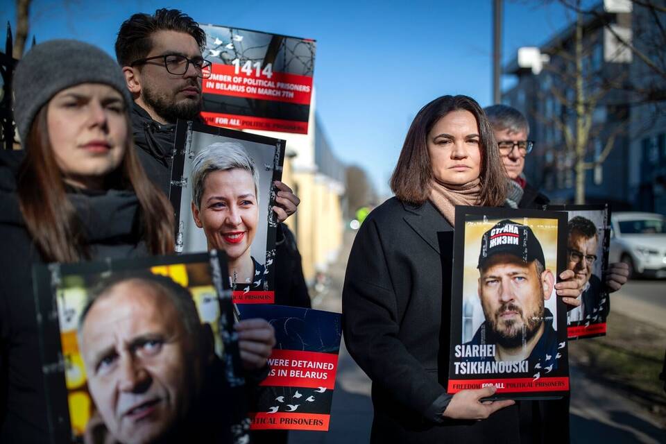 Swetlana Tichanowskaja mit einem Bild ihres Mannes Sergej
