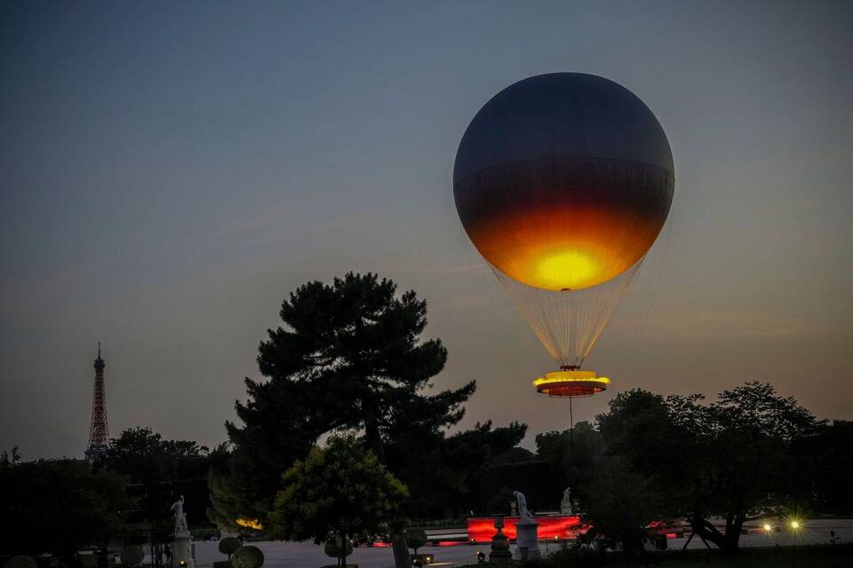 Olympischer Ballon in Paris steigt wieder auf Olympischer Ballon in Paris steigt wieder auf