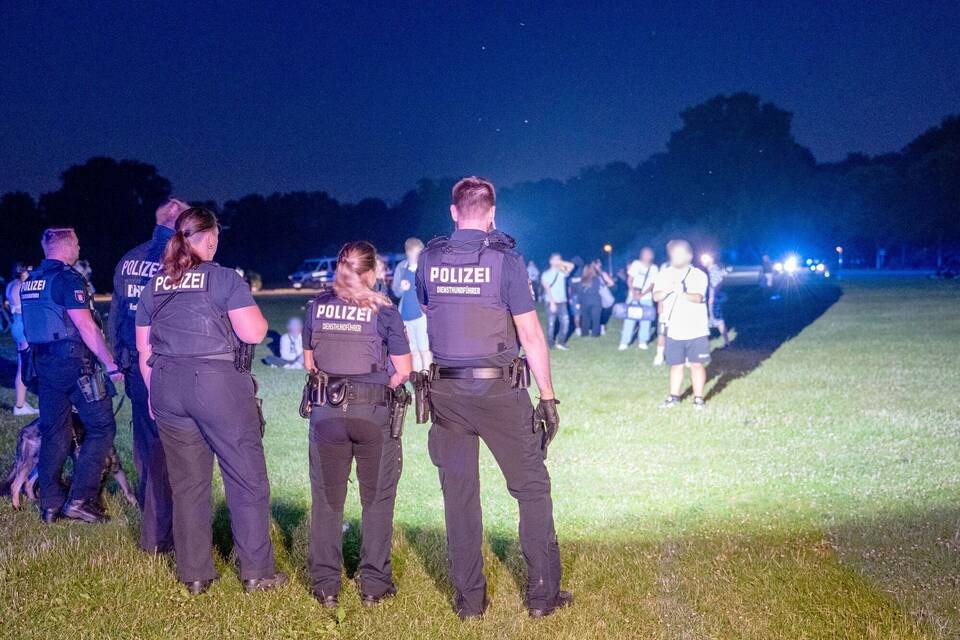 Schlägerei nach Messerangriff im Hamburger Stadtpark Schlägerei nach Messerangriff im Hamburger Stadtpark