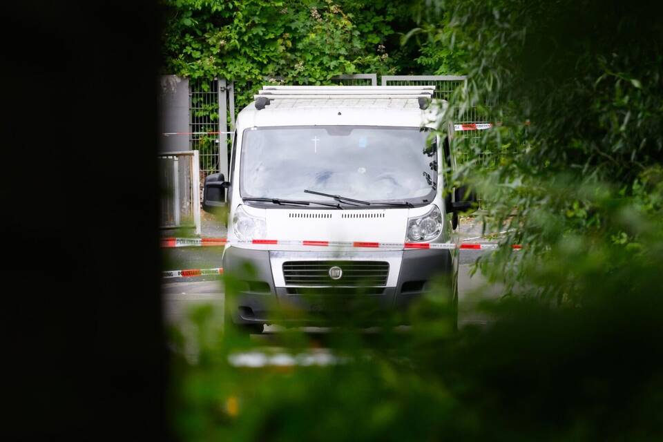 Mann fährt auf Beamtinnen zu – Polizei schießt Mann fährt auf Beamtinnen zu – Polizei schießt