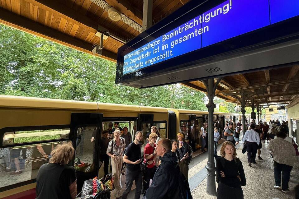 Sturm in Berlin - S-Bahn-Verkehr ausgesetzt Sturm in Berlin - S-Bahn-Verkehr ausgesetzt
