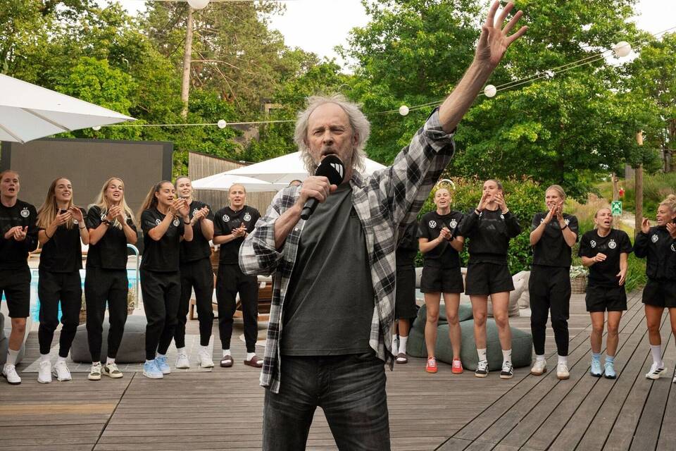 Wolfgang Petry bei den deutschen Fußballerinnen Wolfgang Petry bei den deutschen Fußballerinnen