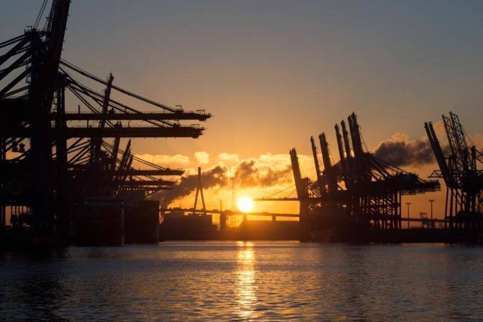Sonnenaufgang im Hafen