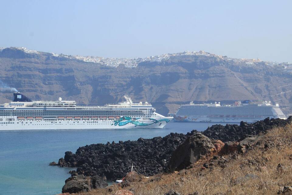 Kreuzfahrtschiffe vor Santorini Kreuzfahrtschiffe vor Santorini