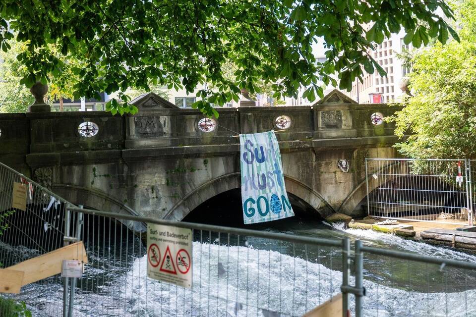 Die Eisbachwelle in München Die Eisbachwelle in München