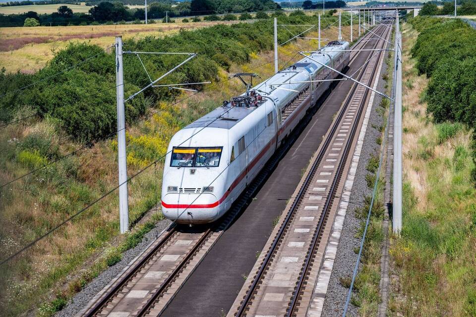 Deutsche Bahn testet neuen Hochgeschwindigkeitszug von Siemens Deutsche Bahn testet neuen Hochgeschwindigkeitszug von Siemens