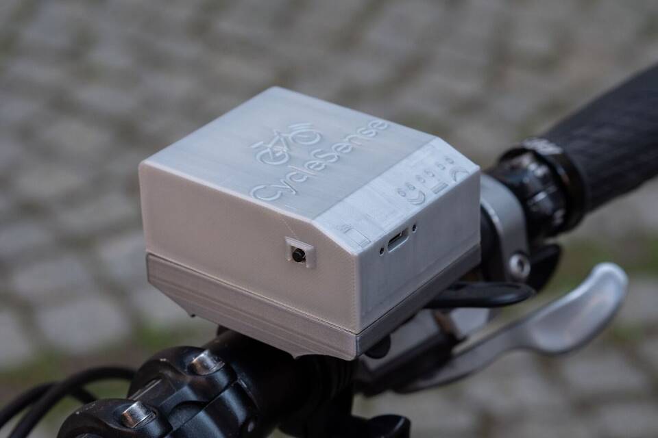 Mobiles Feinstaubmessgerät an einem Fahrrad