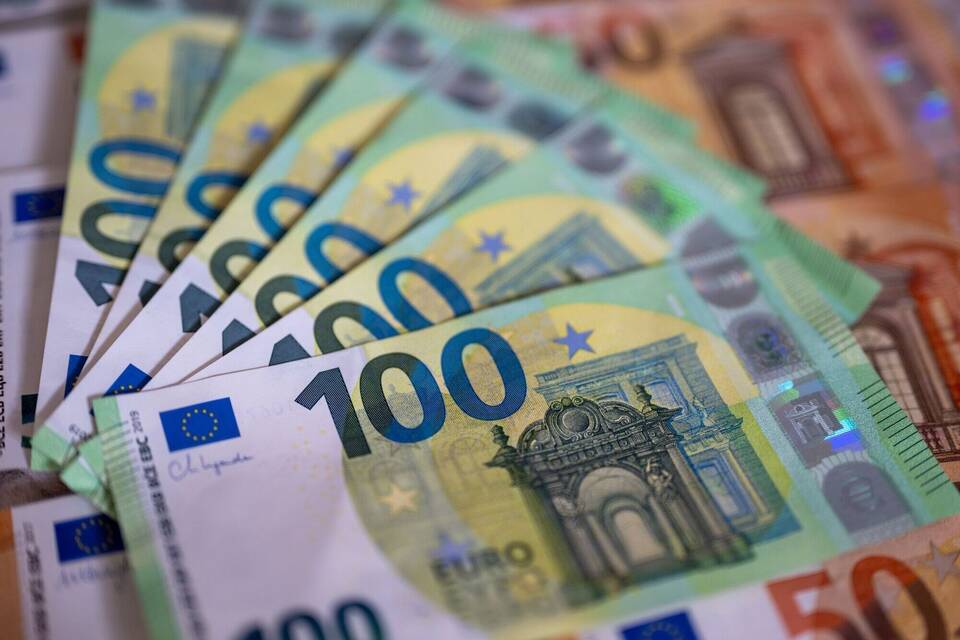 Bargeld auf einem Tisch (Symbolbild) Bargeld auf einem Tisch (Symbolbild)