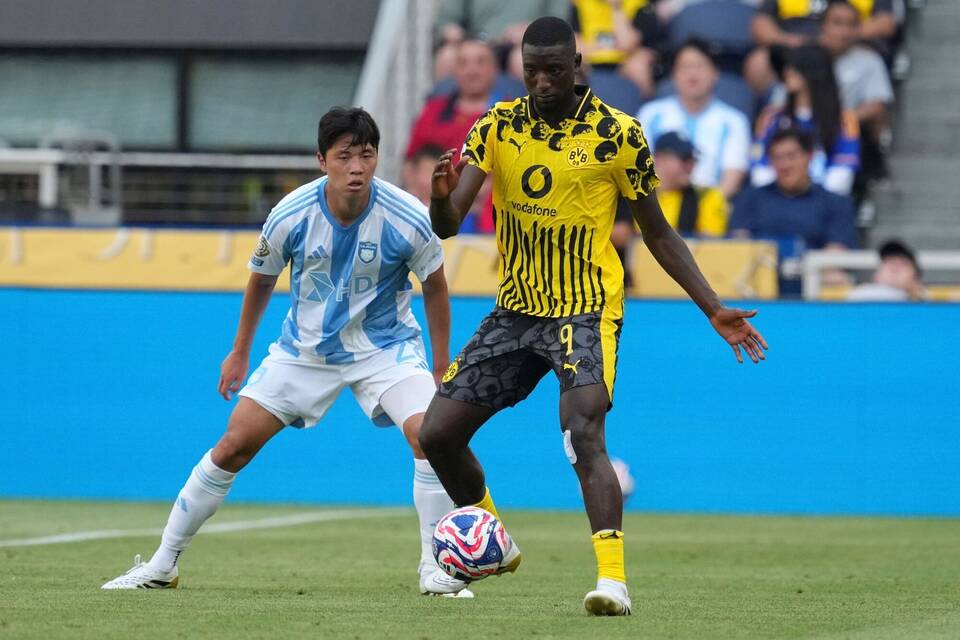 Serhou Guirassy (r) im Schwarz-Gelben Puma-Trikot. Serhou Guirassy (r) im Schwarz-Gelben Puma-Trikot.