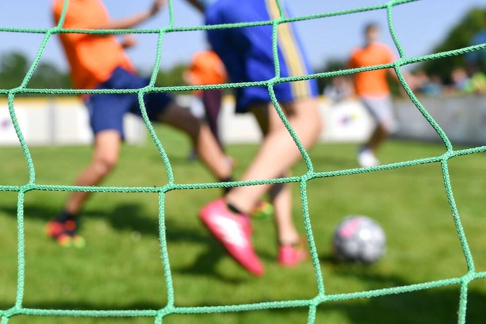 Kinder spielen Fußball