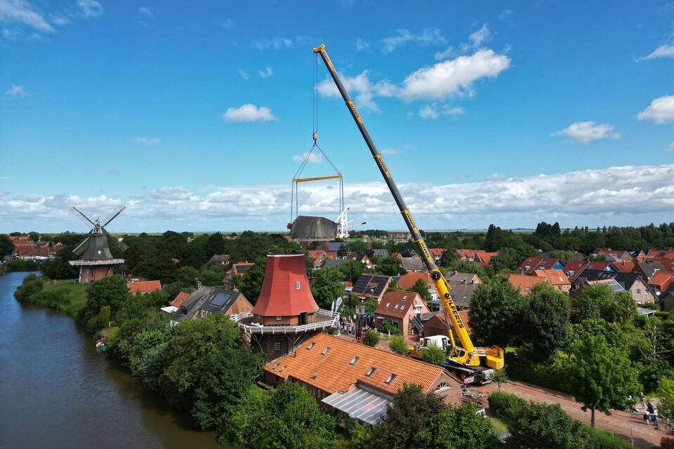 Greetsieler Wahrzeichen Rote Windmühle erhält Kappe wieder Greetsieler Wahrzeichen Rote Windmühle erhält Kappe wieder