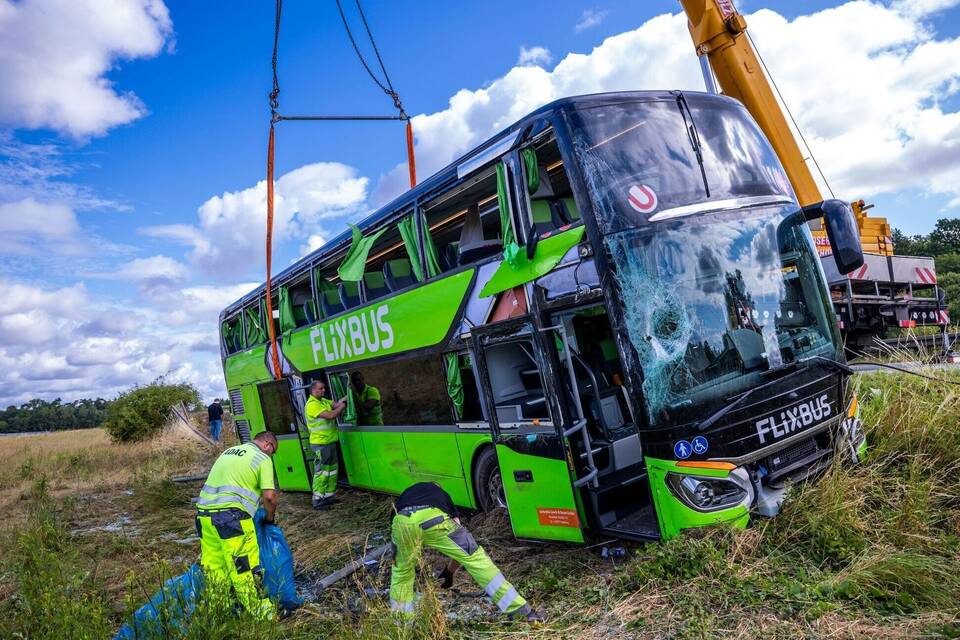 Flixbus auf A19 umgekippt - Menschen verletzt Flixbus auf A19 umgekippt - Menschen verletzt