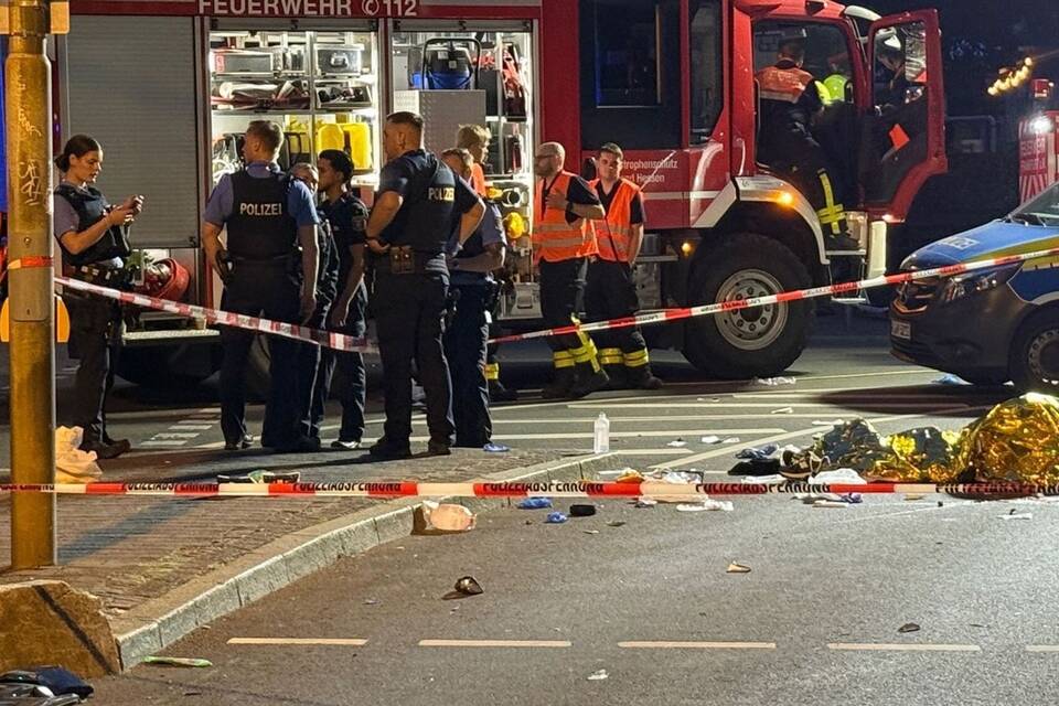 Auto erfasst Elektroroller-Fahrer in Frankfurt