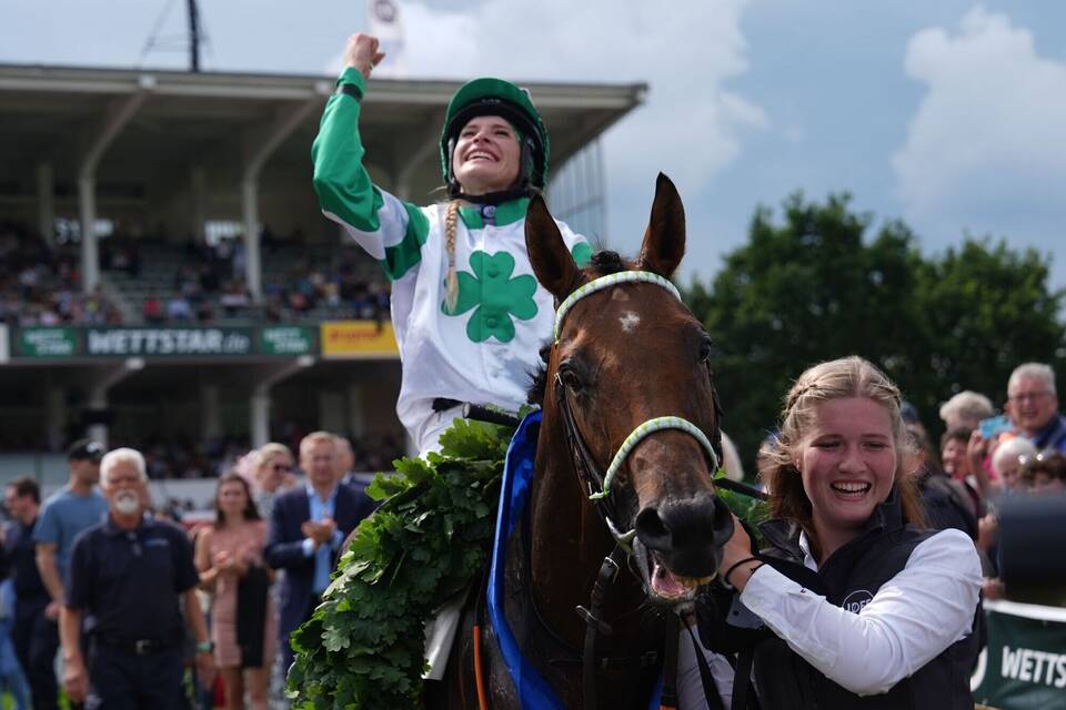 Nina Baltromei gewinnt deutsches Galopp-Derby