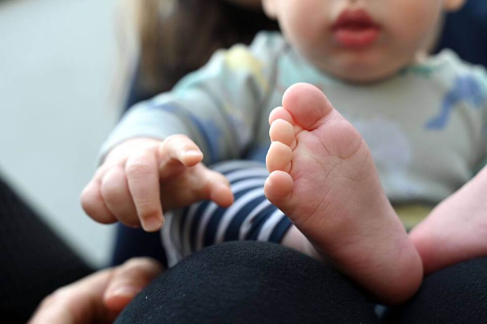 Baby auf dem Schoß seiner Mutter Baby auf dem Schoß seiner Mutter