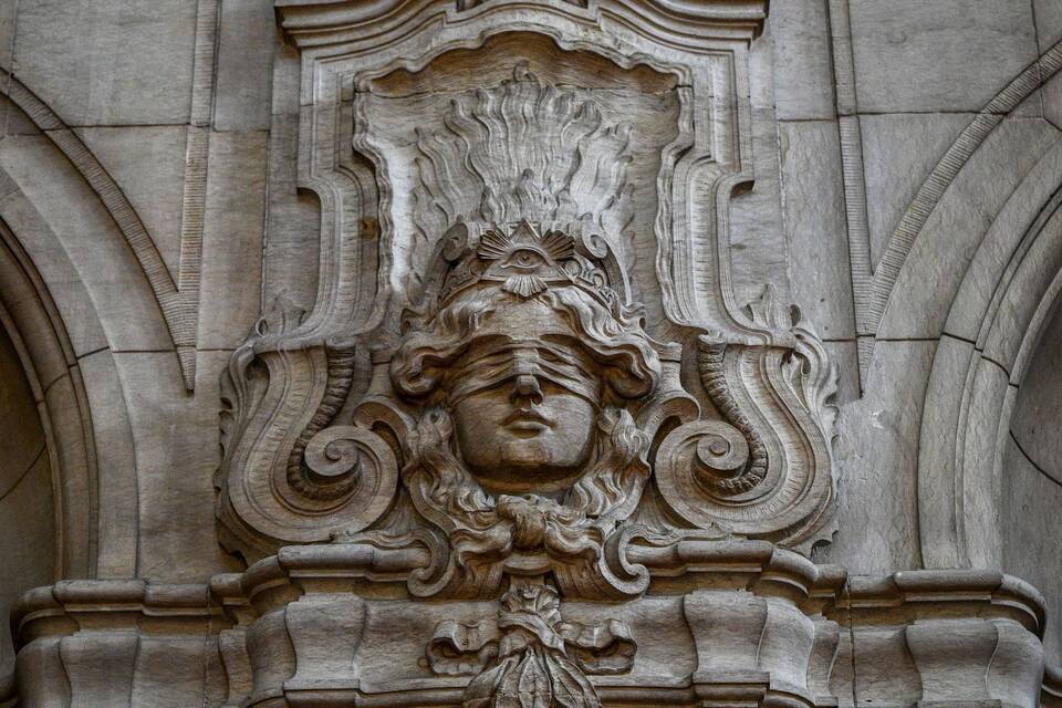 Justitia mit verbundenen Augen Justitia mit verbundenen Augen
