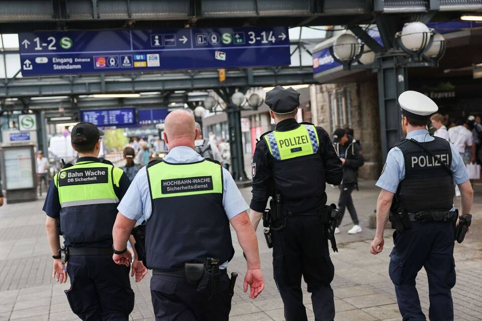 Polizei kontrolliert vor dem Hamburger Hauptbahnhof Polizei kontrolliert vor dem Hamburger Hauptbahnhof