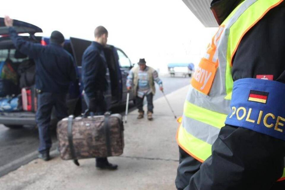 Aabgelehnte Asylbewerber auf dem Flughafen Leipzig-Halle