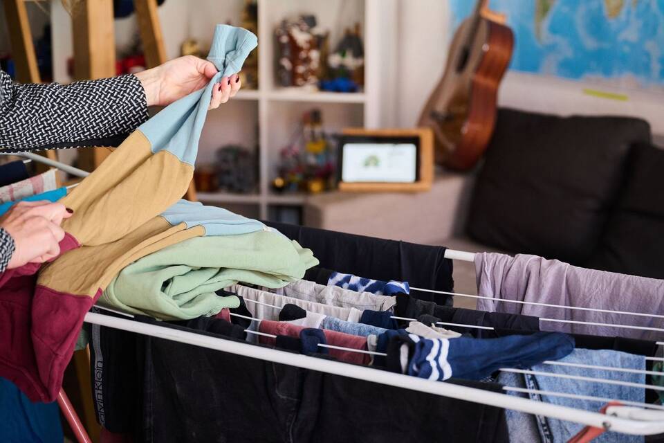 Frau arbeitet im Haushalt