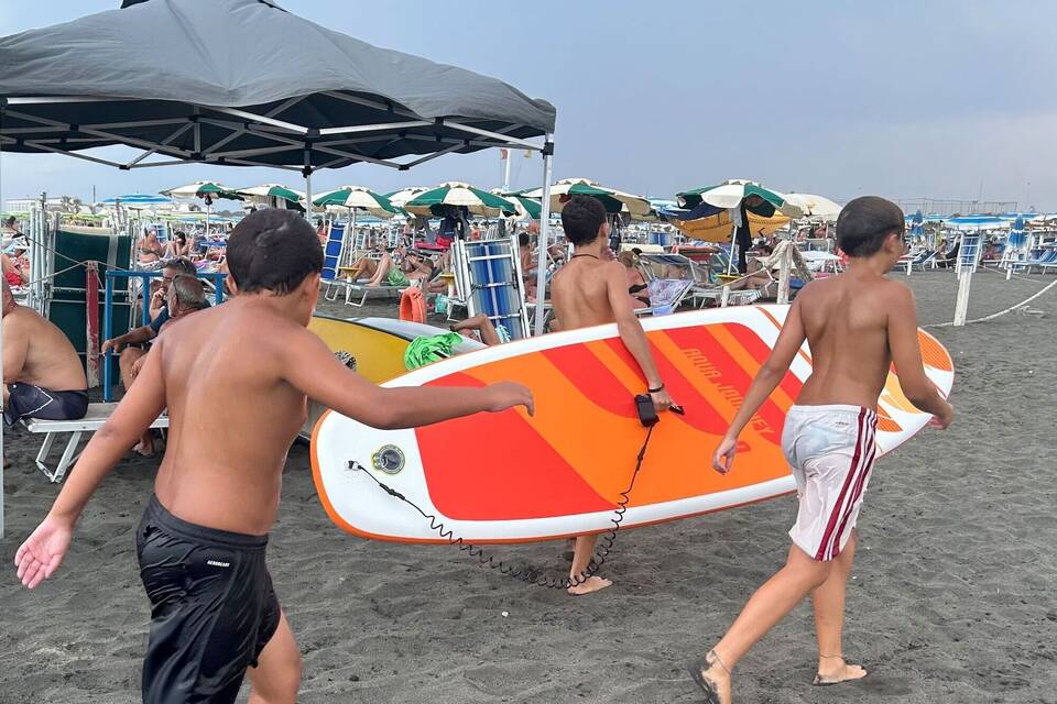 Drei Jungen an einem italienischen Strand Drei Jungen an einem italienischen Strand