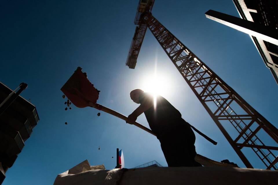 Bauarbeiter arbeitet bei Hitze auf einer Baustelle