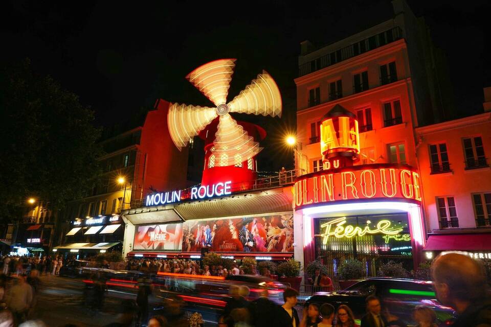Flügel der Windmühle des Moulin Rouge drehen sich wieder Flügel der Windmühle des Moulin Rouge drehen sich wieder