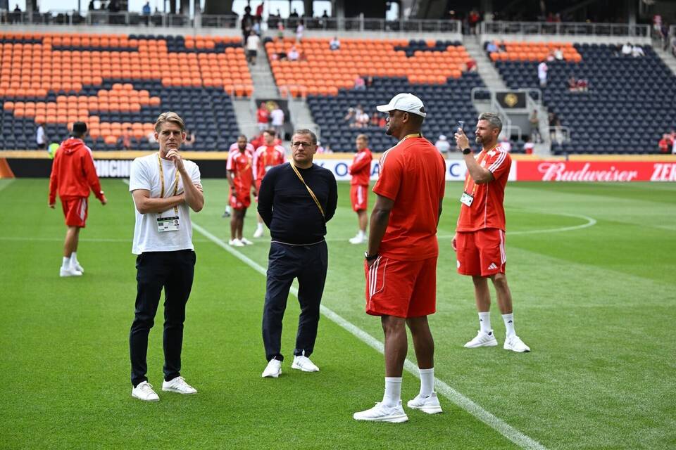 Max Eberl (m) und Sportdirektor Christoph Freund (l)