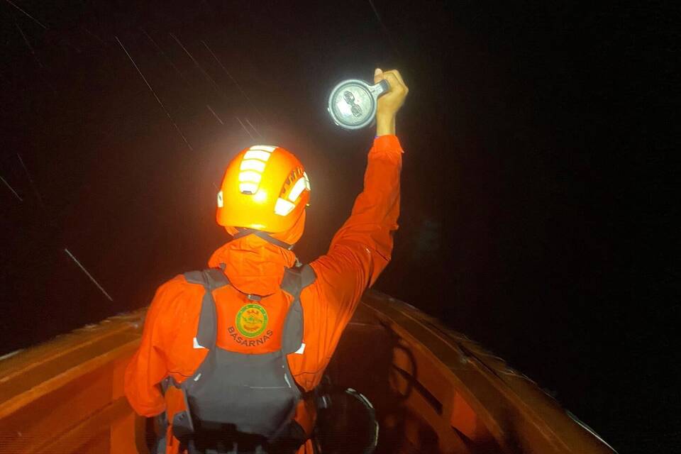 Bootsunglück in Westsumatra - Suche nach Schiffbrüchigen Bootsunglück in Westsumatra - Suche nach Schiffbrüchigen
