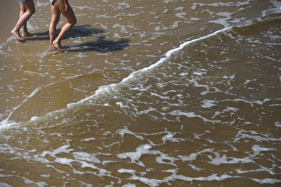 Zwei Frauen an der Ostsee