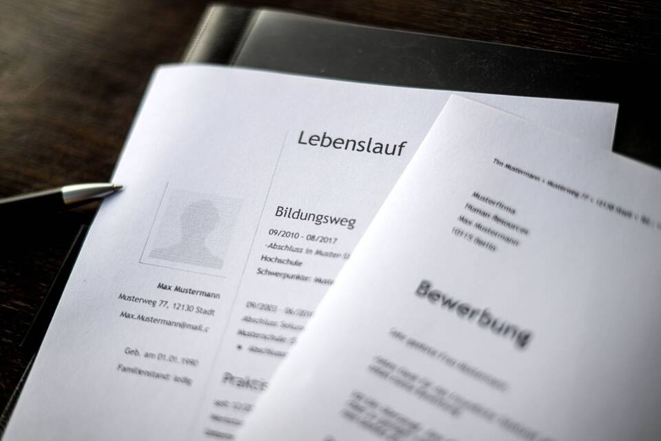 Bewerbungsunterlagen liegen auf einem Tisch Bewerbungsunterlagen liegen auf einem Tisch