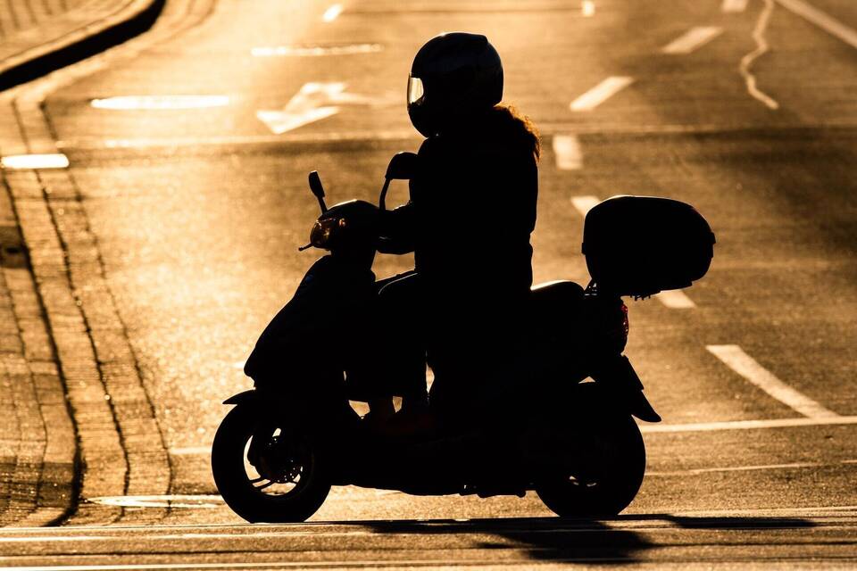 Motorroller im Gegenlicht