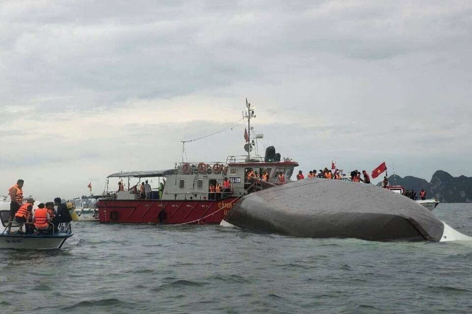 Ausflugsschiff in Vietnam gekentert Ausflugsschiff in Vietnam gekentert