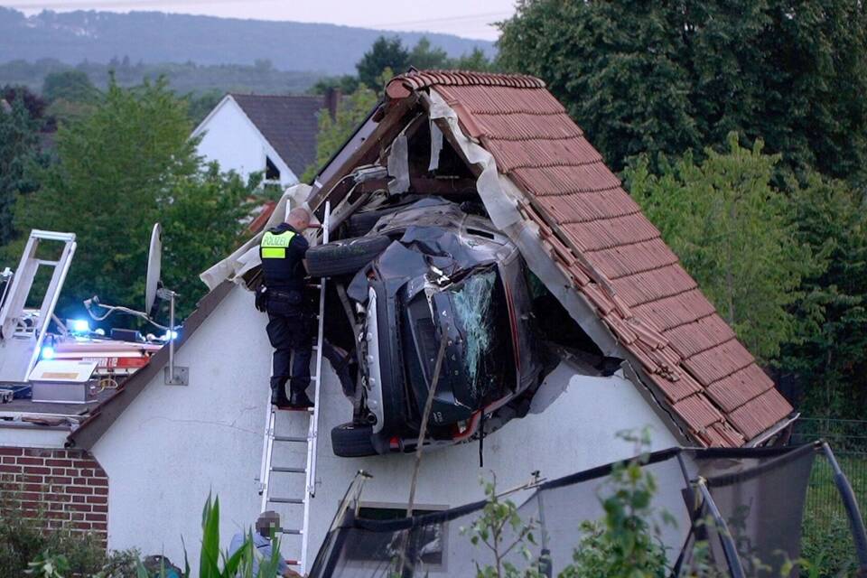 Auto kracht in Scheunendach
