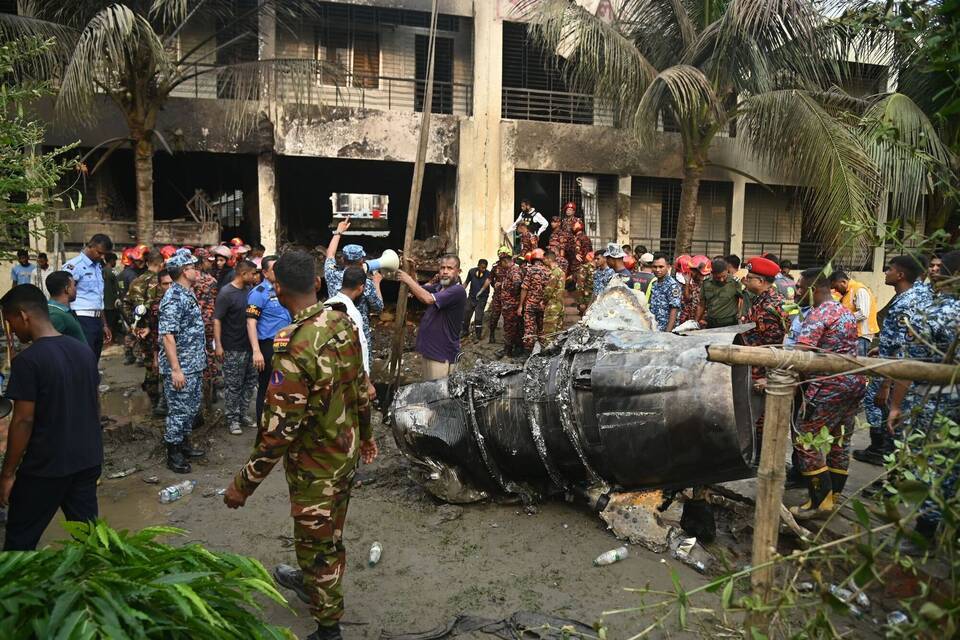 Militärflugzeug stürzt auf Schulgelände in Bangladesch Militärflugzeug stürzt auf Schulgelände in Bangladesch
