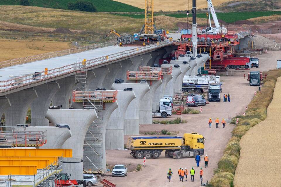 Verschub des Stahlüberbaus der Saalebrücke Verschub des Stahlüberbaus der Saalebrücke
