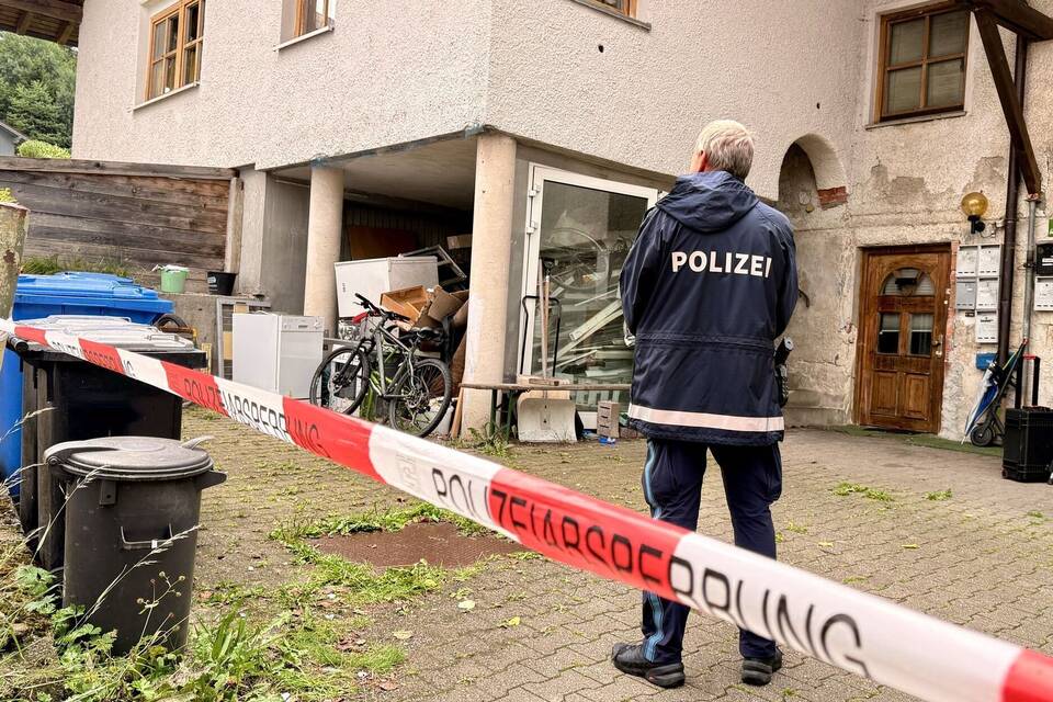 Festnahme nach Fund von drei Toten in Niederbayern Festnahme nach Fund von drei Toten in Niederbayern