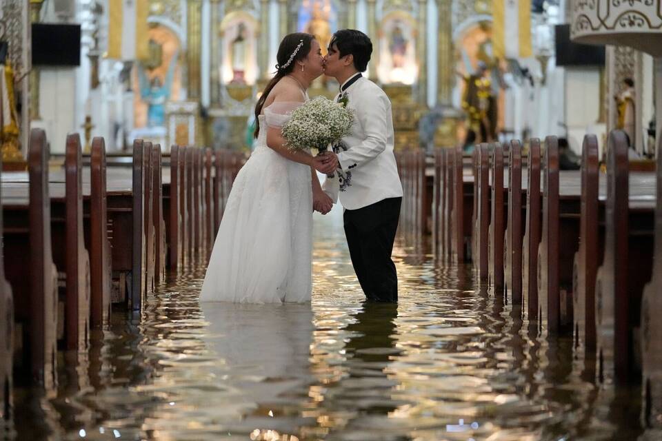 Hochzeit in überfluteter Kirche auf den Philippinen Hochzeit in überfluteter Kirche auf den Philippinen